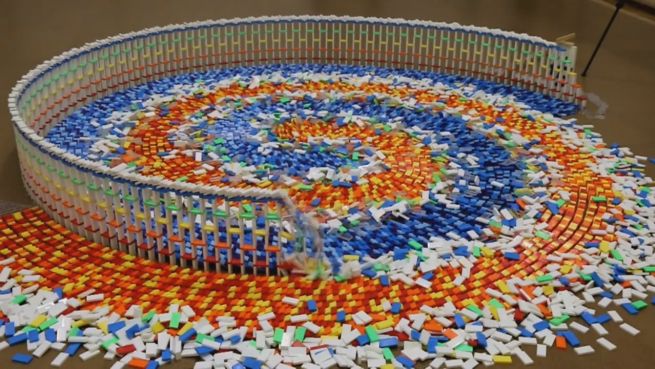 go to 15.000 Steine: Die gigantische Domino-Spirale
