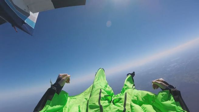 go to Helmkamera-Video: Skydiver kollidieren in der Luft