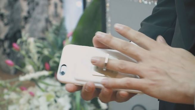 go to Traumhochzeit: Mann heiratet sein Smartphone