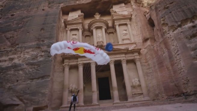 go to Monumentaler Sprung: Base Jump am Weltkulturerbe
