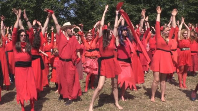 go to Berlin: Über 800 Menschen tanzen zu Kate Bush