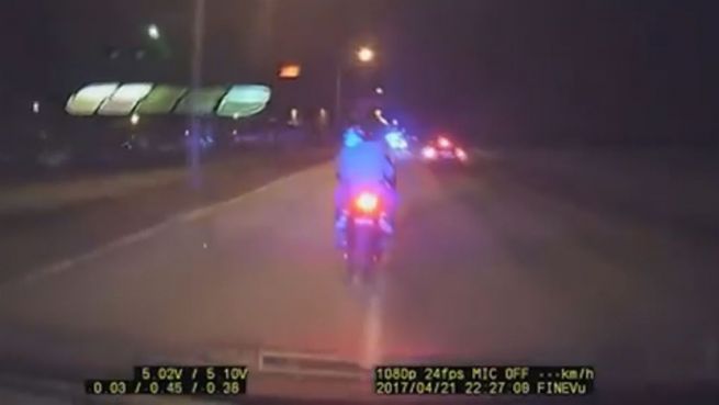 go to Verfolgungsjagd: Polizei rammt Motorradfahrer zu Boden