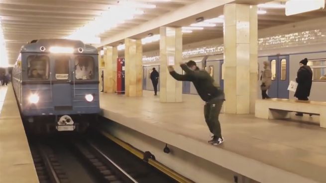 go to Irrer Stunt: Russe springt Salto vor U-Bahn