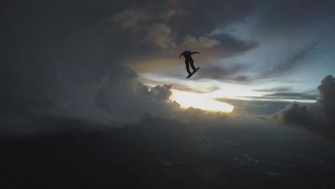 go to Wagemutig oder irre? Skydiver surft durch Gewitter
