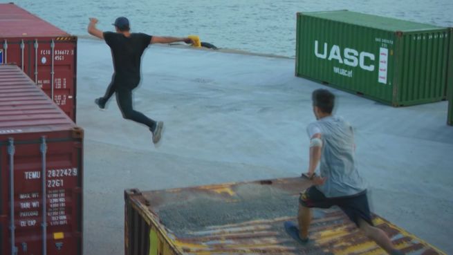 go to Ästhetische Action: Freerunner im Istanbuler Hafen