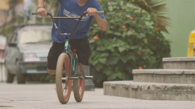 go to Coole Stunts: Einbeiniger BMX-Star begeistert Community