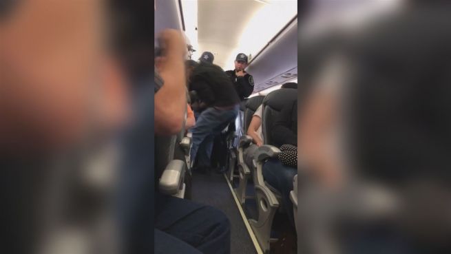 go to Brutal: United Airlines zerrt Mann aus Flugzeug