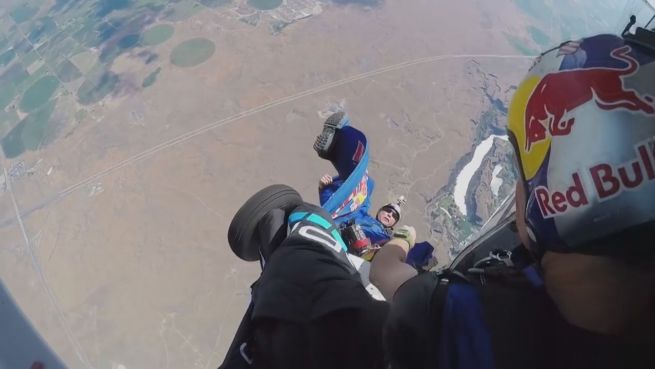 go to In Lebensgefahr: Skydiver verheddert sich am Flugzeug