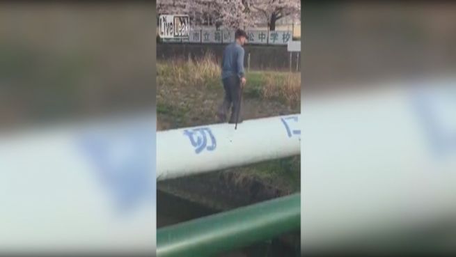 go to Leicht verwirrt? Opa verwechselt Riesenrohr mit Brücke