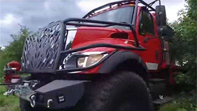 go to Geiles Gefährt: Riesenlöschtruck walzt durch den Wald
