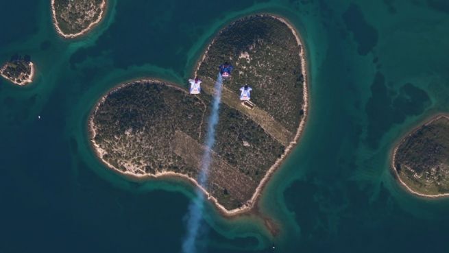 go to Statt Blumen: Skydive-Trio bildet Amors Pfeil
