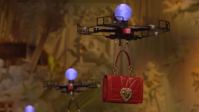 go to Dolce & Gabbana: ‘Models’ fliegen über den Laufsteg