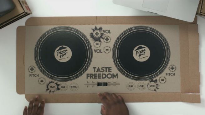 go to Alles drauf: DJ präsentiert Pult aus Pizza-Karton