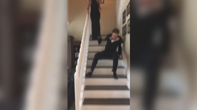 go to Abgang mit Stil: Prom-Date fliegt die Treppe runter