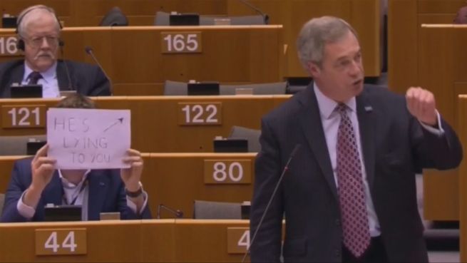 go to Stummer Protest: Abgeordneter trollt Populist Farage