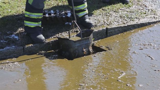 go to Stinkender Einsatz: Feuerwehr reinigt Gülle-Unfall