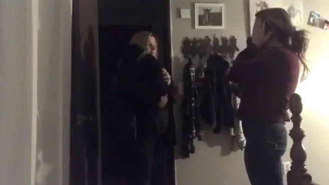 go to Gleiches Geschenk: Familie mit doppeltem Welpenglück